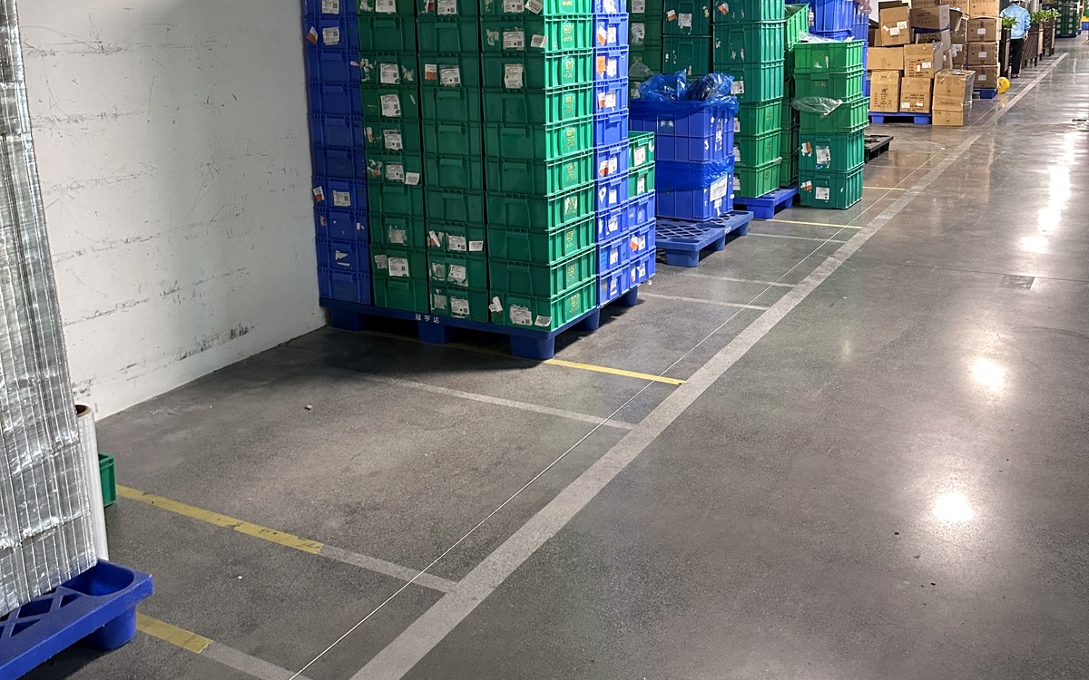 工厂地面普通胶带划线磨损褪色并出现缺口