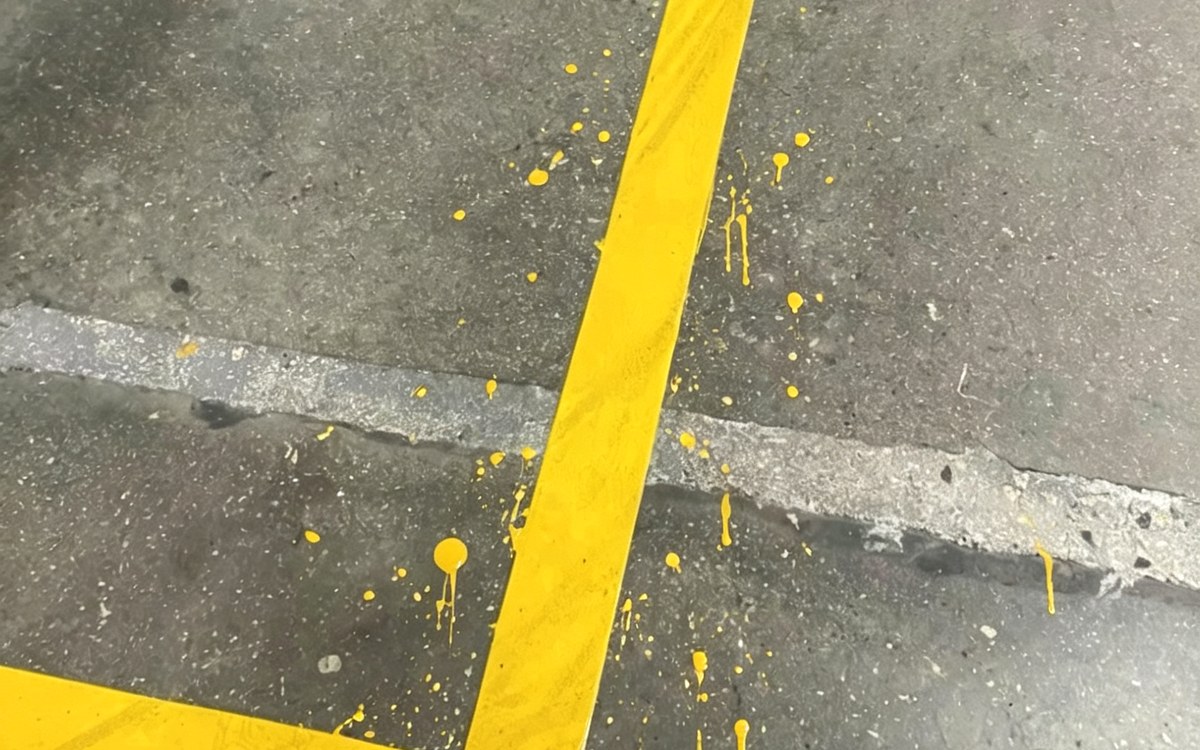 传统黄色油漆地面划线出现飞溅和边缘不整齐