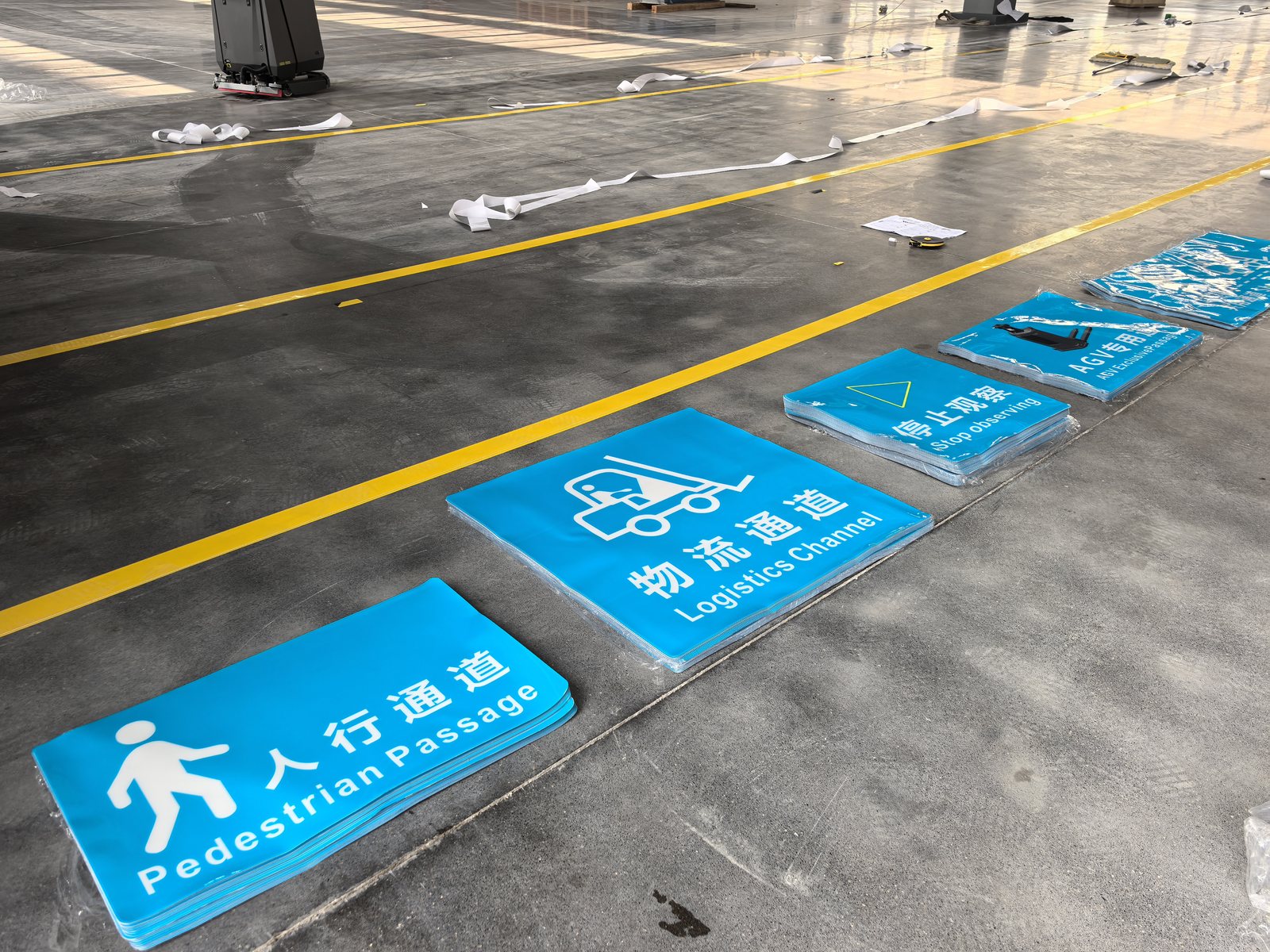 蓝色印字地面标识现场应用